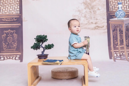 代怀包生男孩医院1岁宝宝走路