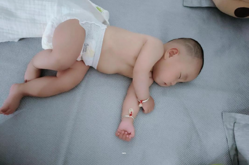 代怀包生男孩医院给宝宝添加辅食
