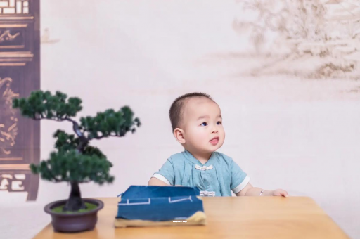 代怀包生男孩医院6个月的宝宝